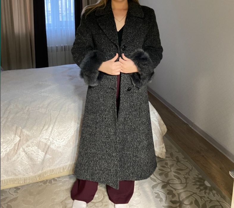 Пальто зимнее теплое,с мехом