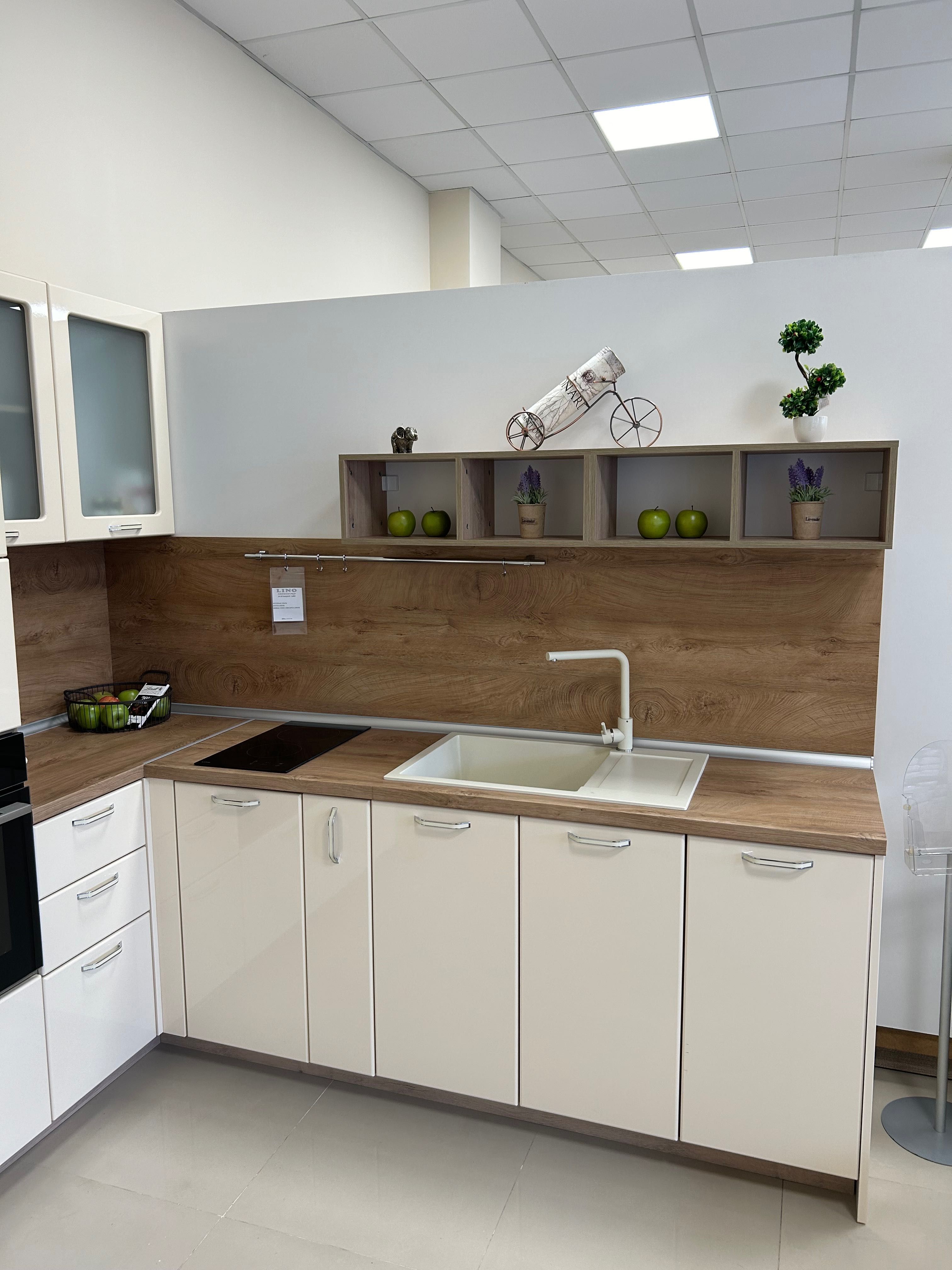 Продавам Кухня бежов гланц Ирим