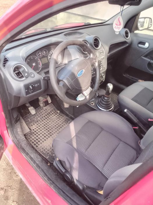 Vând Ford fiesta