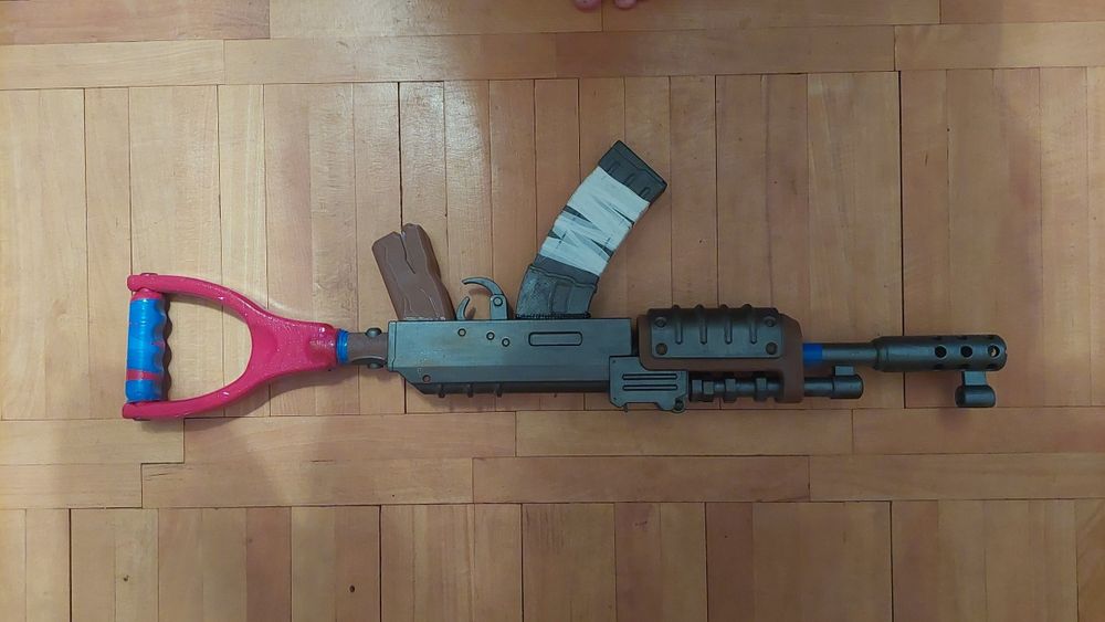 Prop arma joc rust ak 47 scara 1 la 1, cu incarcator detasabil.