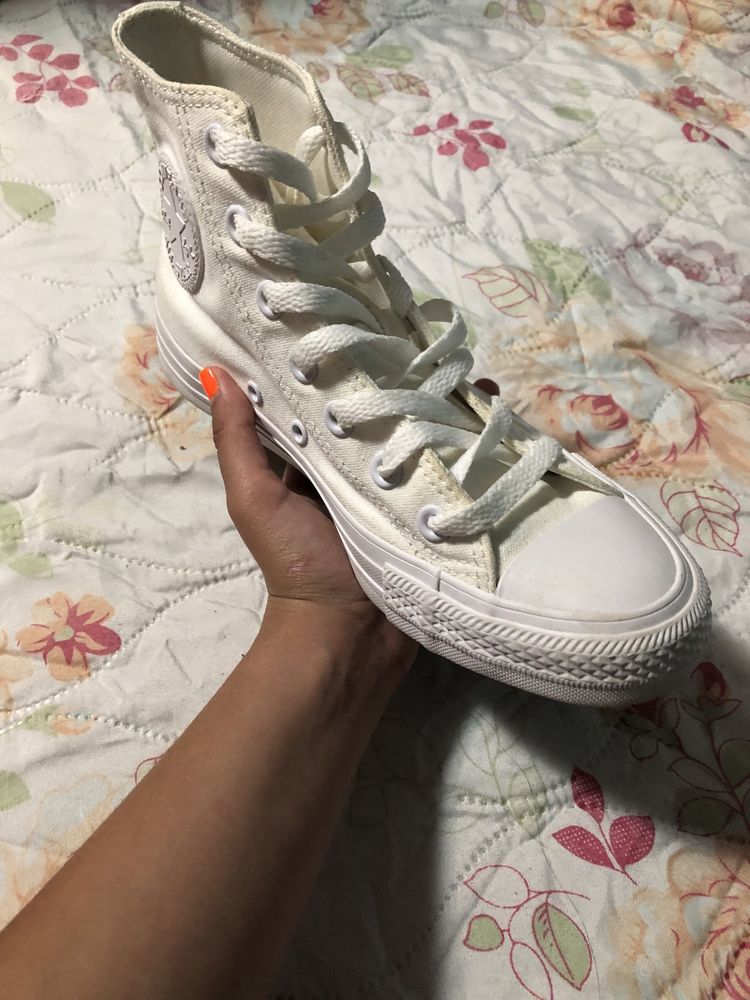 Converse chuck taylor all star white.