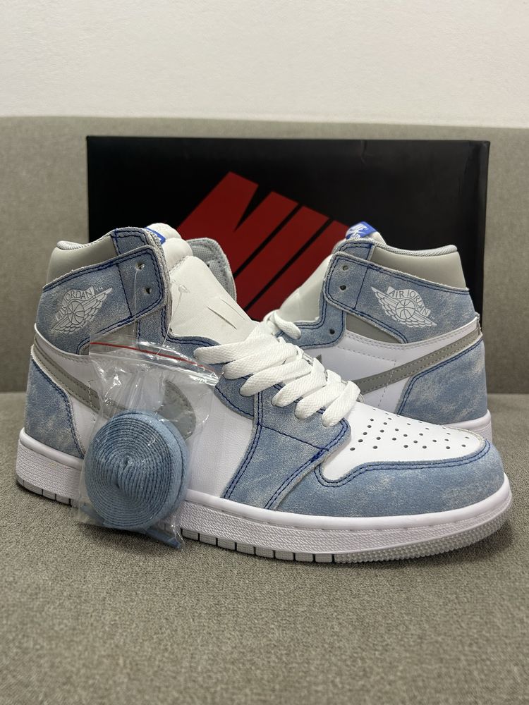 Air Jordan 1 Hyper Royal
