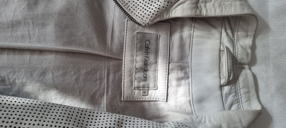 Vand paltoane +geaca dama .