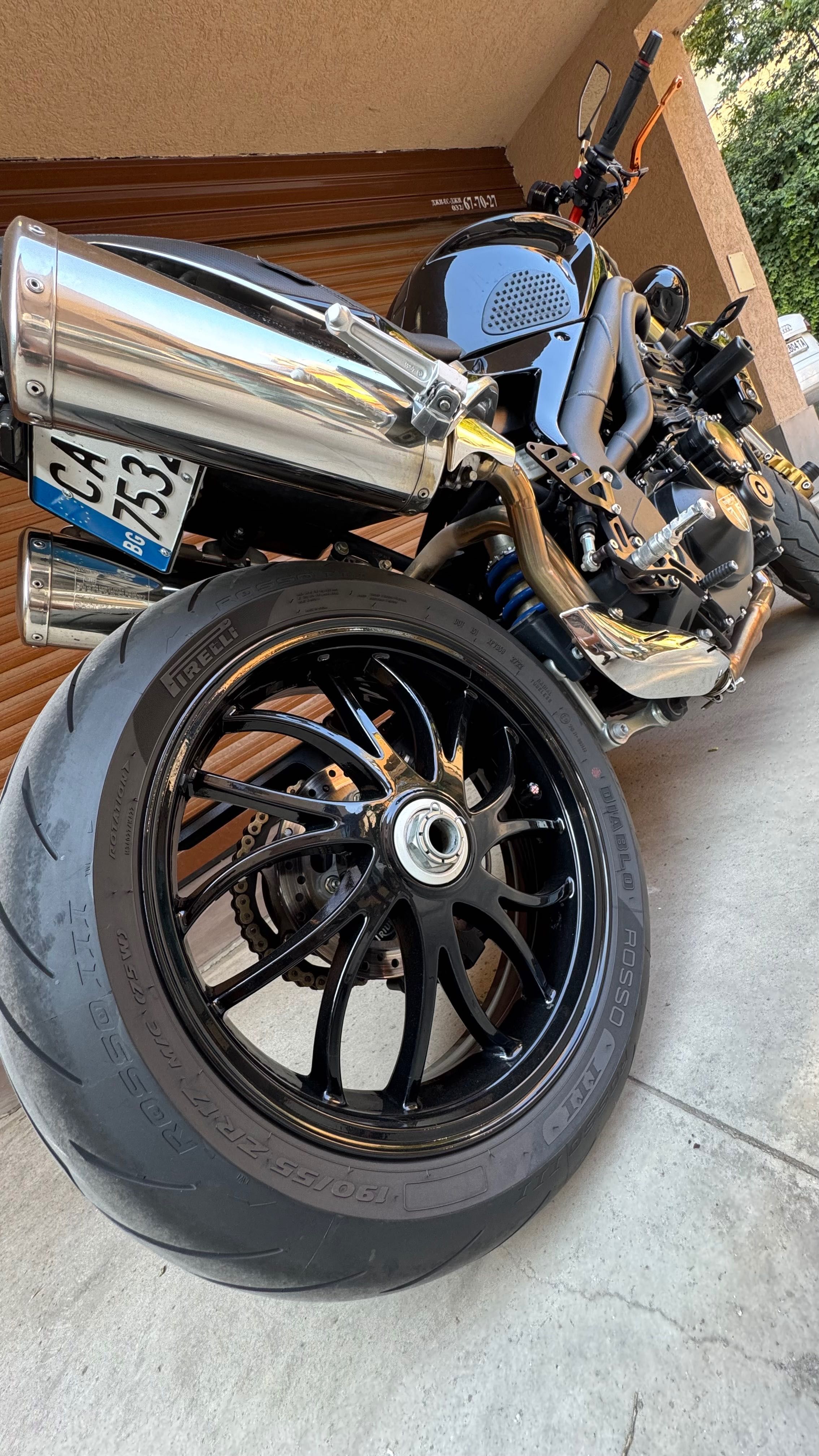 Продавам мотор triumph speed triple 1050