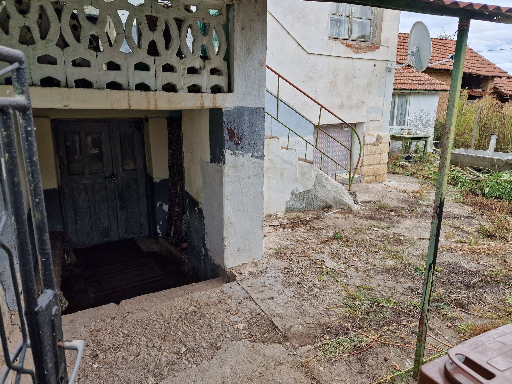 Продавам къща с. Ракево обл. Враца с декар двор до ЖП гара