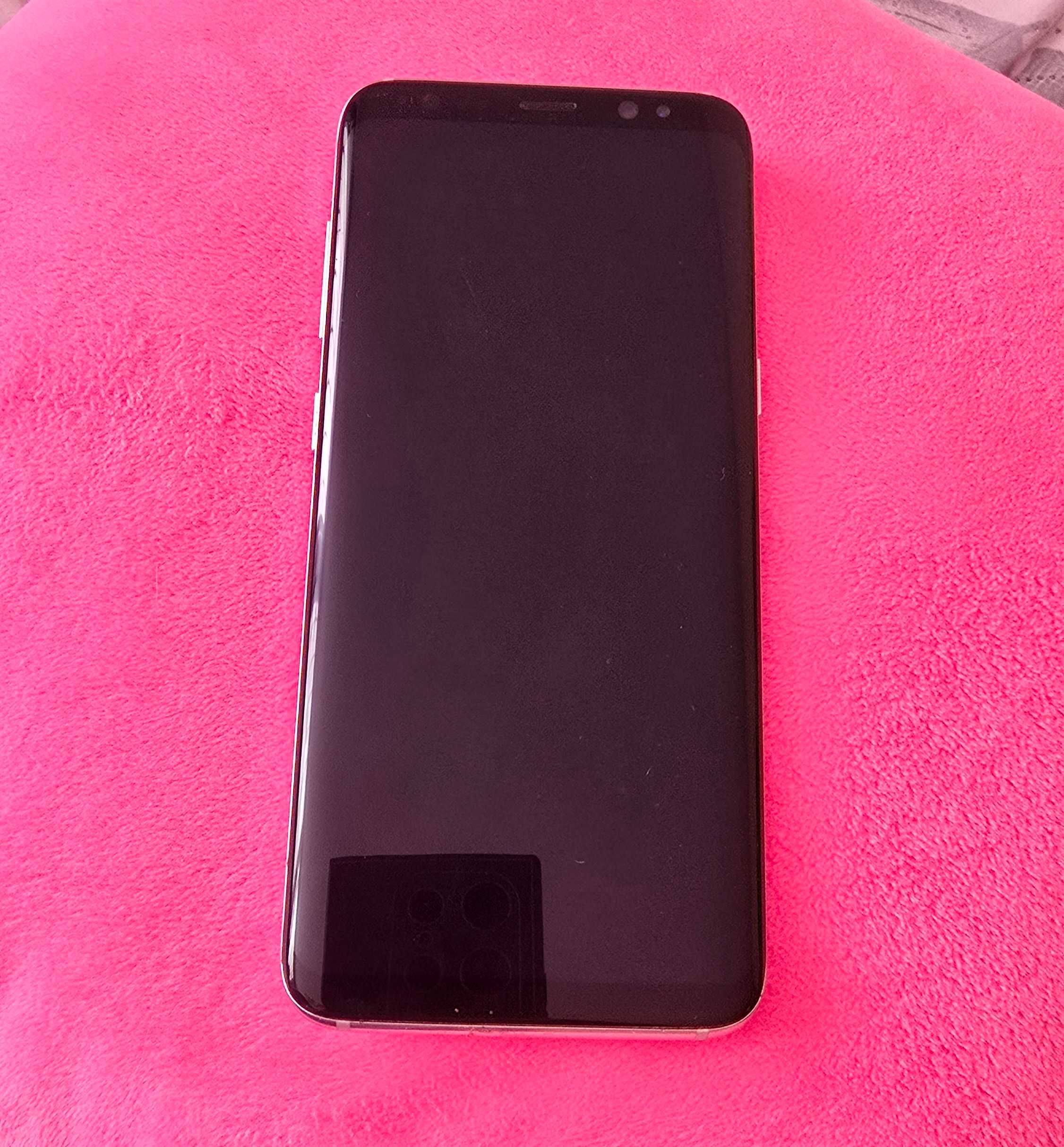 Samsung S8 с подарък слушалки