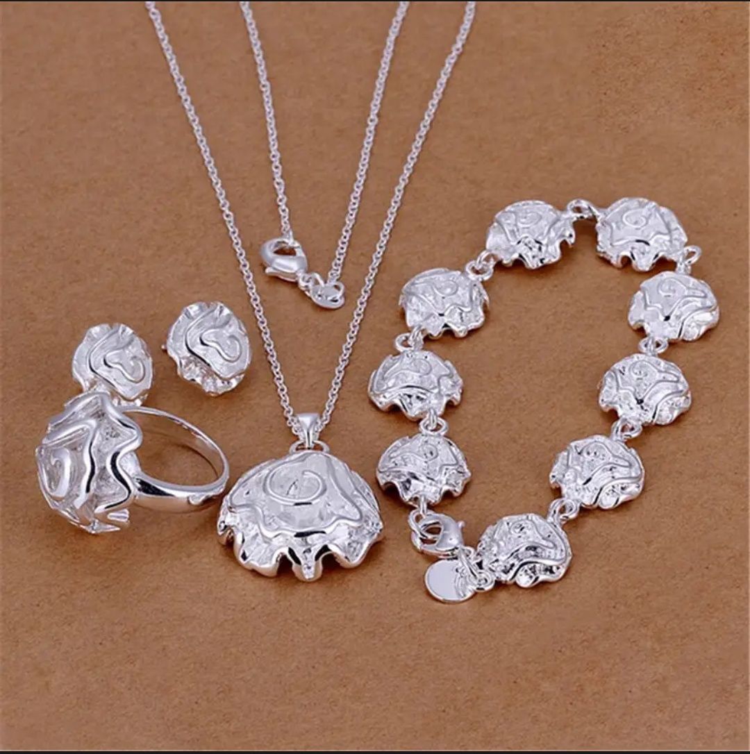 Серебряный комплект у каждого из них есть проба 925