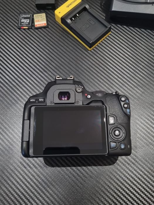 Canon 250D + obiectiv kit si alte accesorii