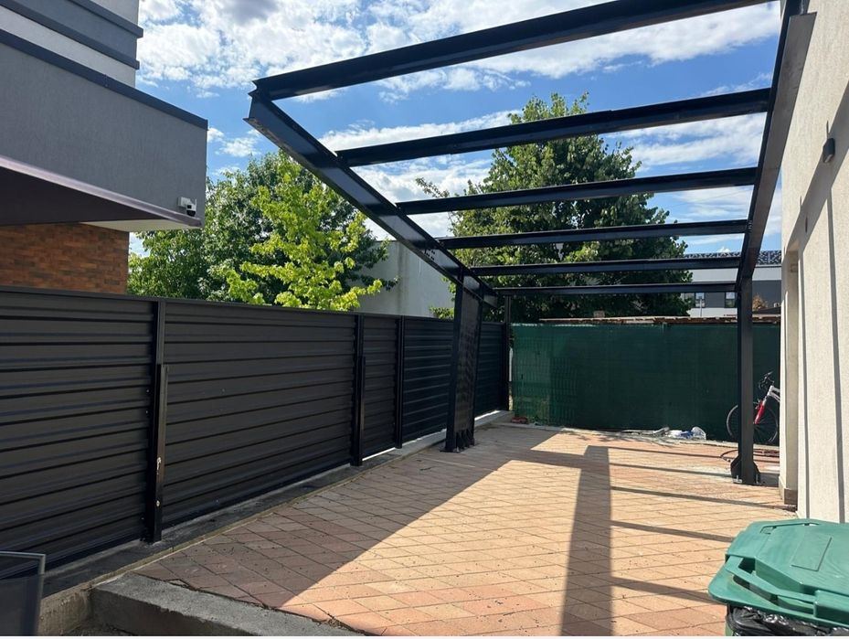 Carport cu acoperiș și terase. Structura solidă și practică, potrivită
