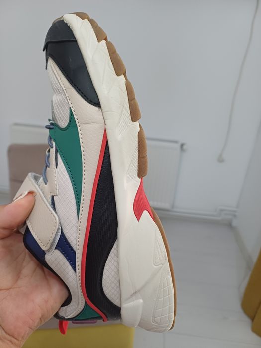 Vând pantofi sport, Zara!