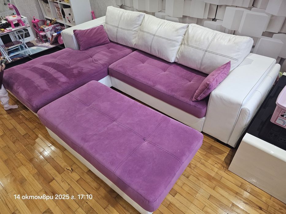 Диван бяла кожа с циклама