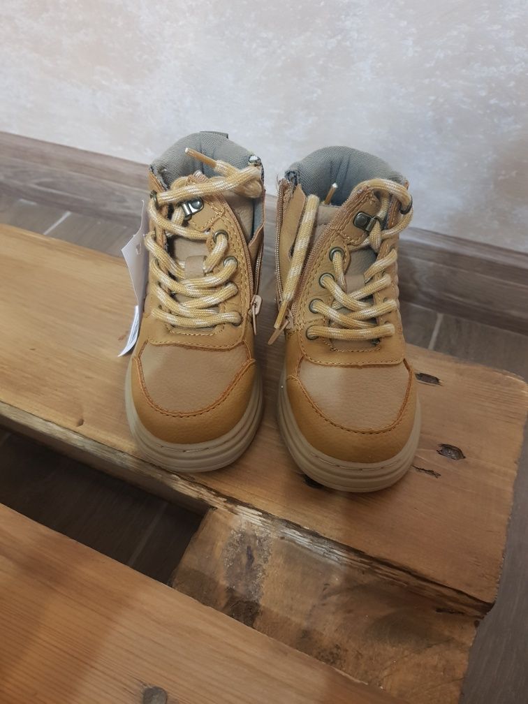 Боти ZARA 23 номер,чисто нови,само са мерени