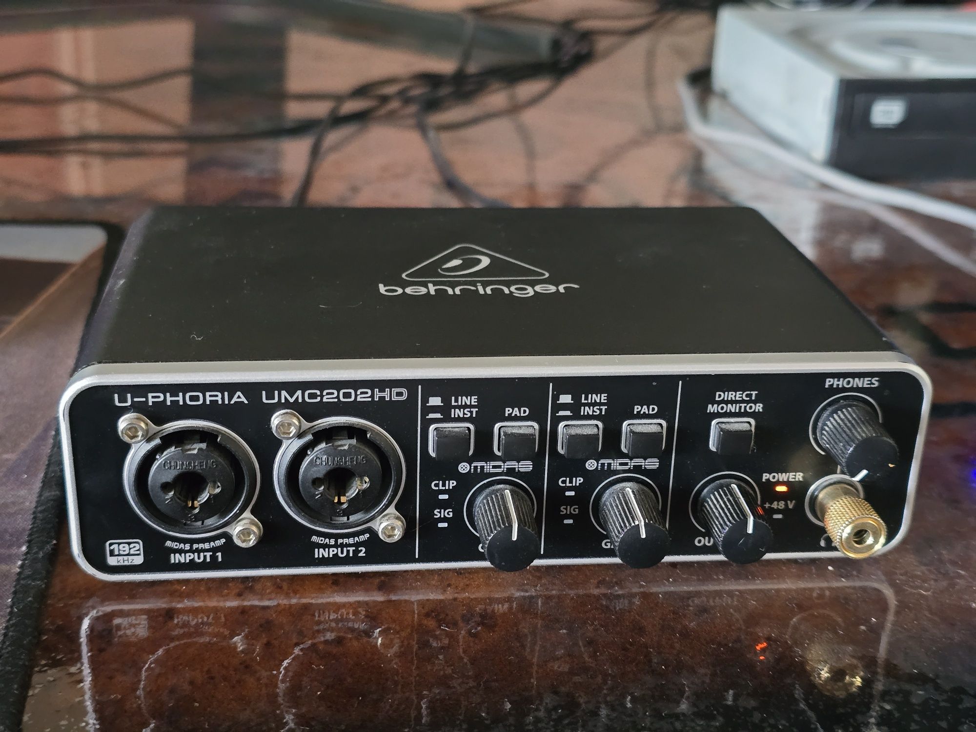 Behringer UMC202HD zvukavoy karta