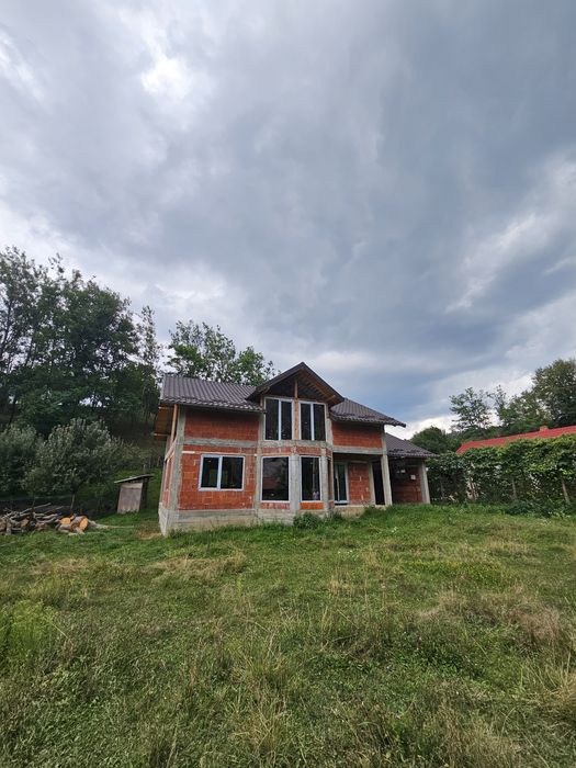 Casa nouă la roșu, 231mp, teren 1067mp, garaj