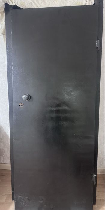 Продам железную входную дверь.