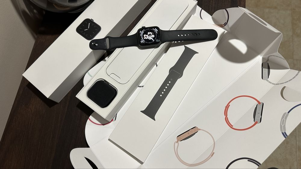 Продавам неразличим от нов Apple Watch 5