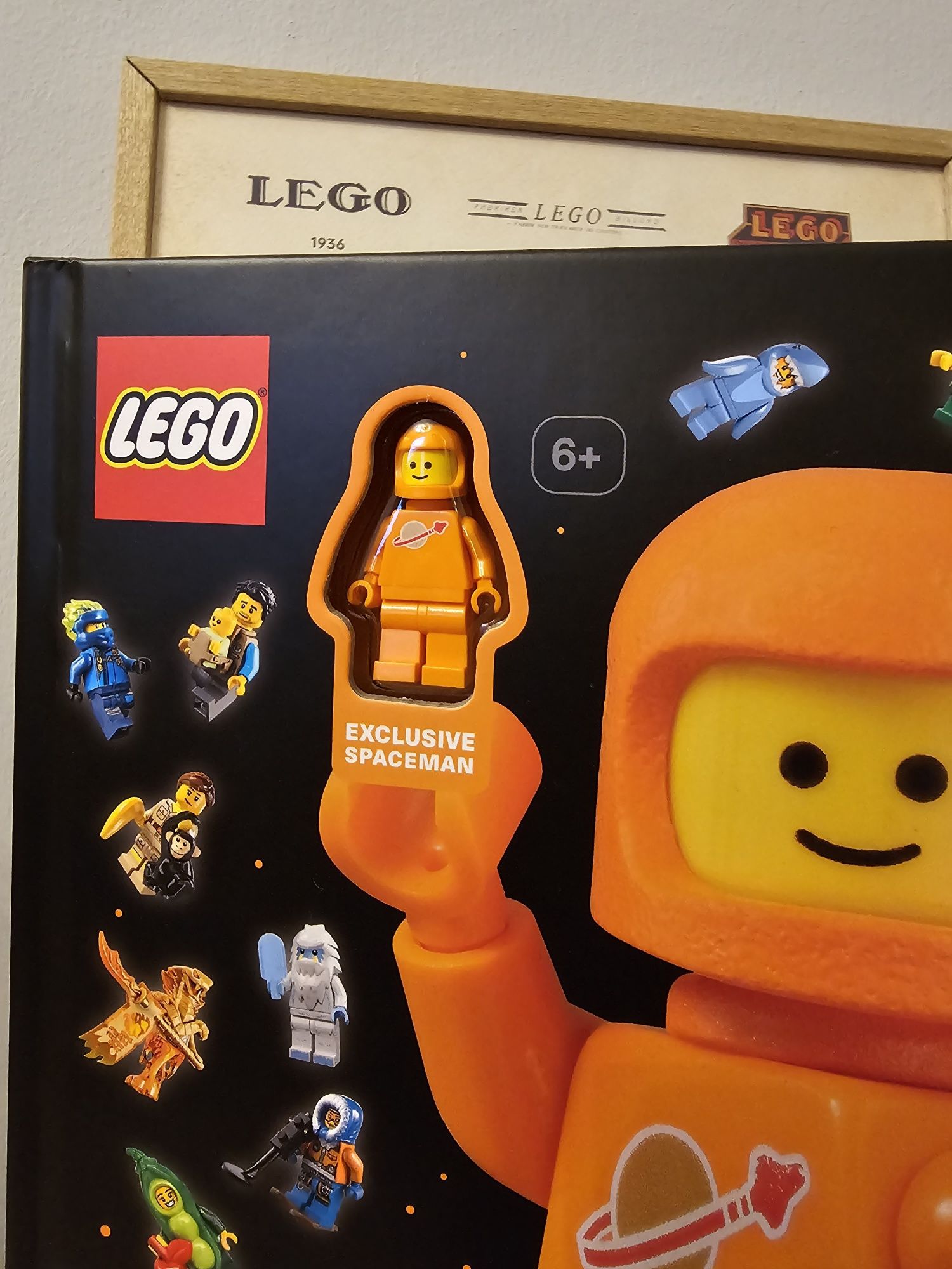 LEGO Minifigure A Visual History New Edition С ексклузивна минифигурка