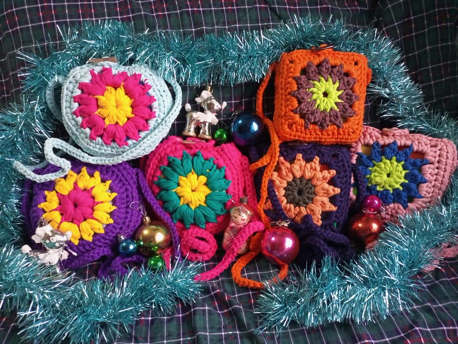 Продаются яркие сумочки