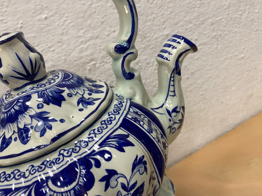 Белгийски порцеланов чайник  със стойка и спиртник на Boch Belgium