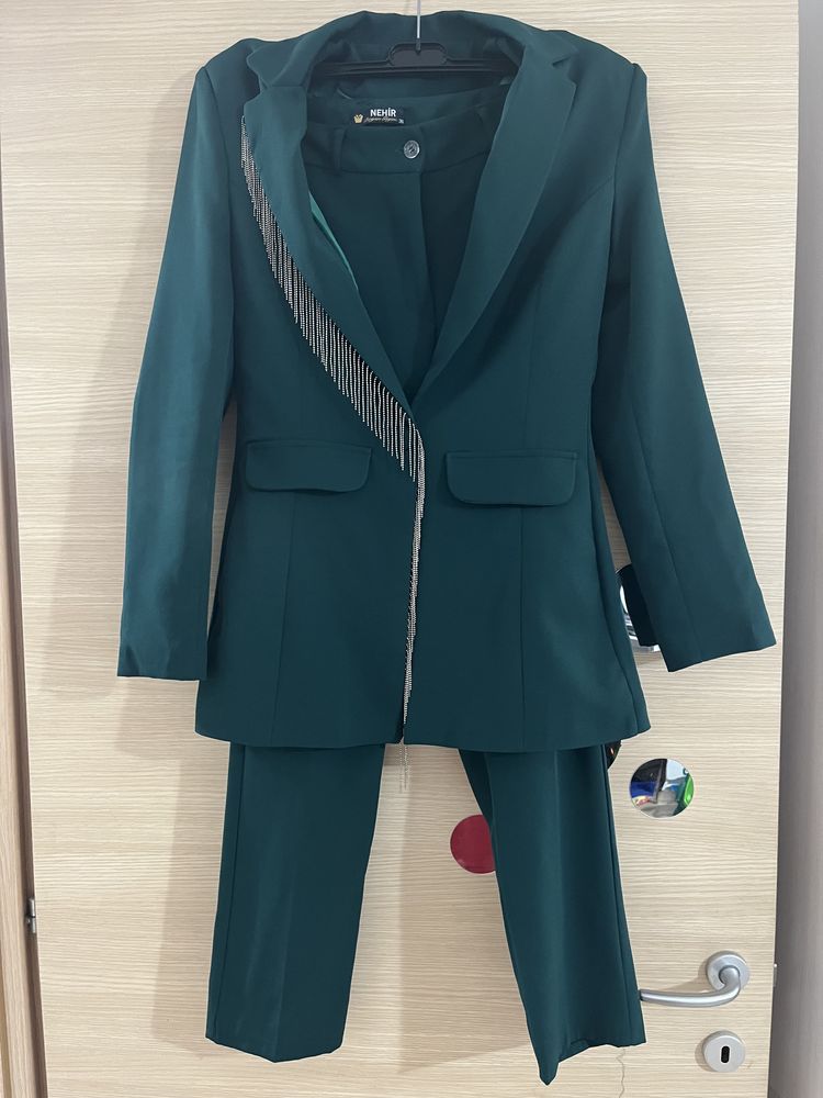 Costum verde cu franjuri de vanzare