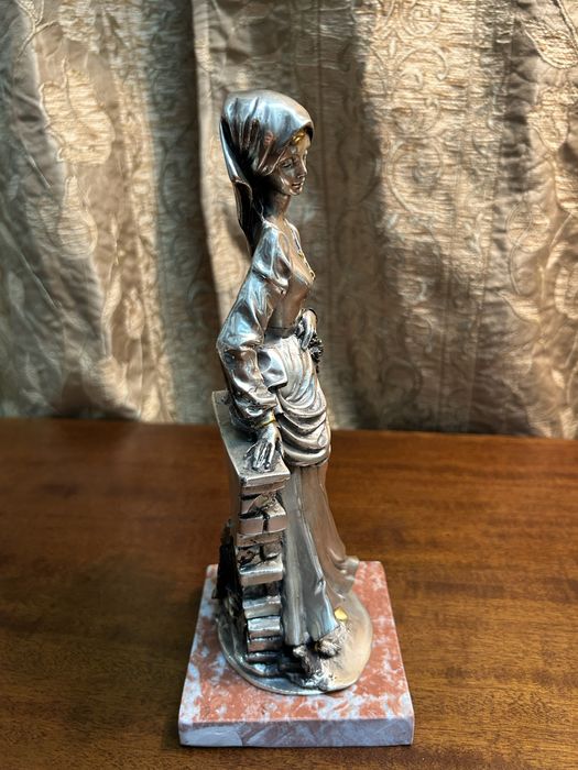 Îndragostiții, personaje realizate cu tabla de argint