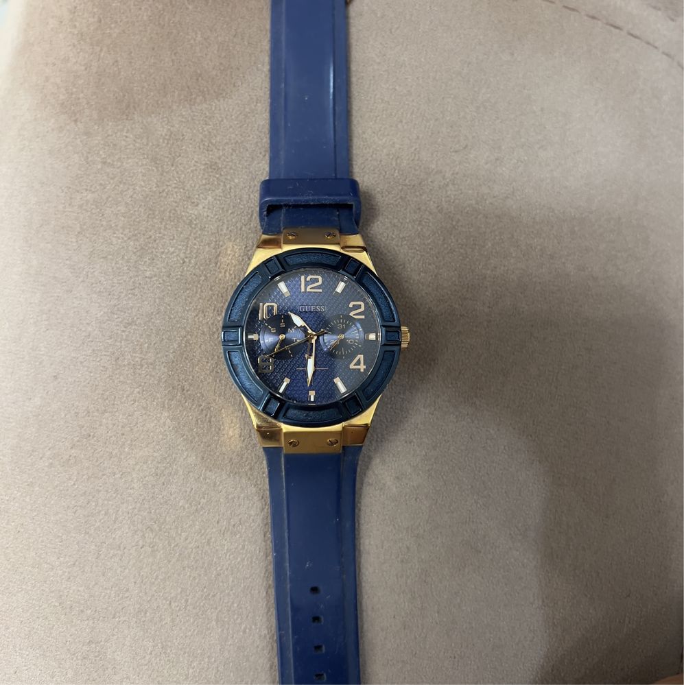 Часы наручные Guess