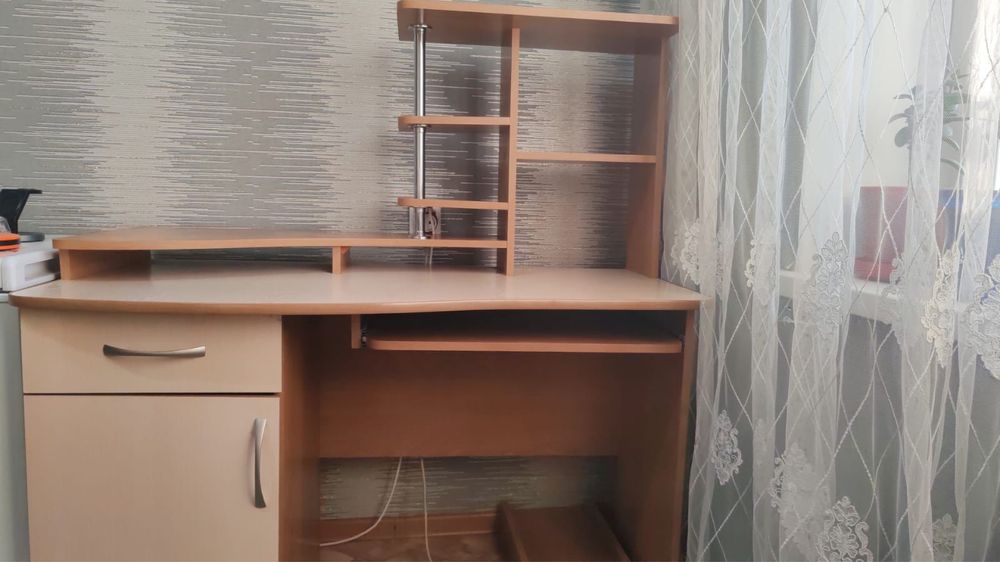 Продам компьютерный стол