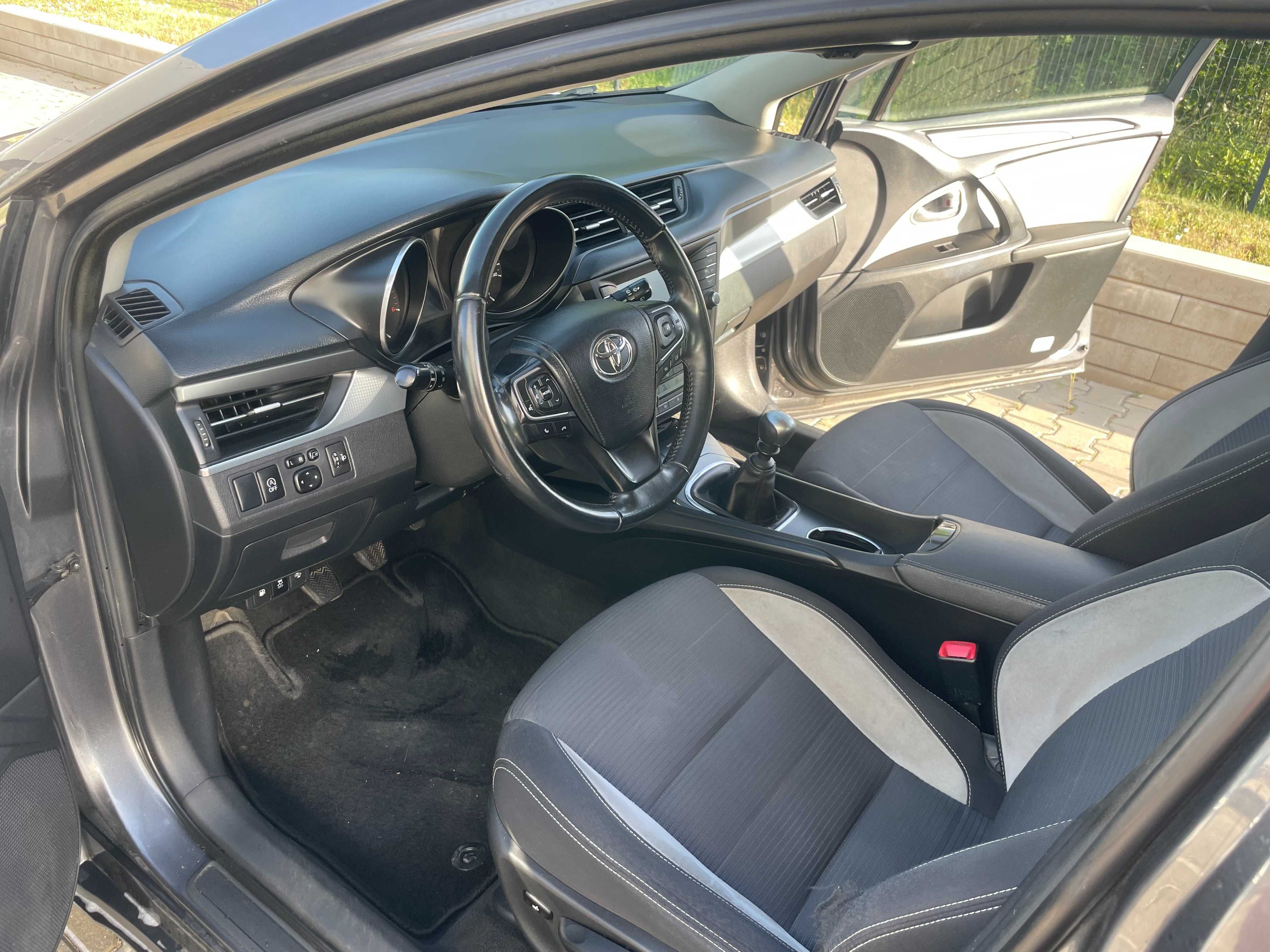 Toyota Avensis - комби, 2016, втори собственик, ПЕРФЕКТНА!