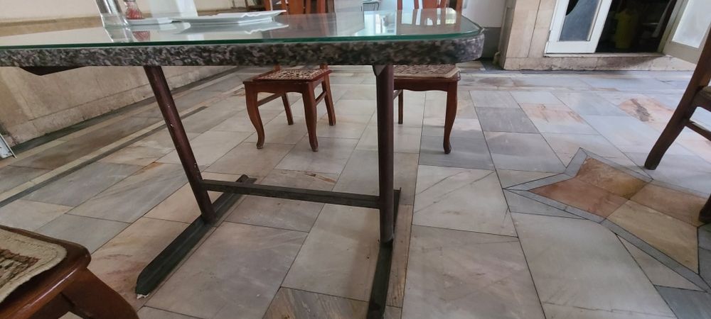 От кафе стоял и стуля