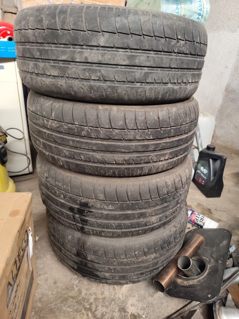Продам шины 235- 45- R17