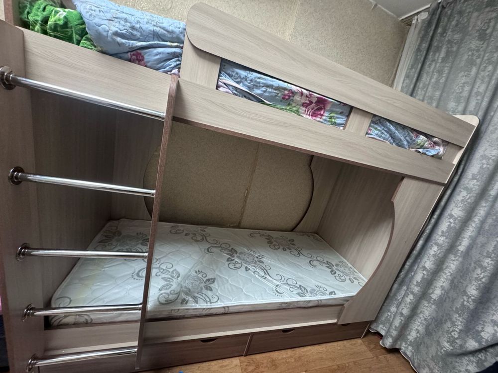 Срочно продам двухярусную кровать
