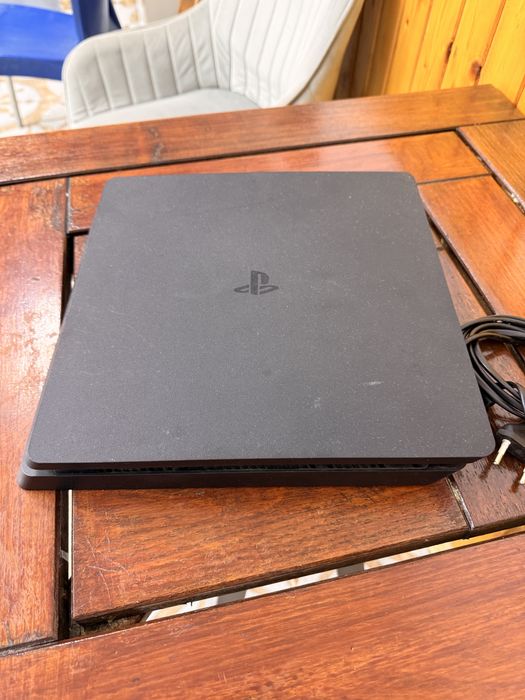 PlayStation 4 / PS4 Normal 1TB (Pentru piese)