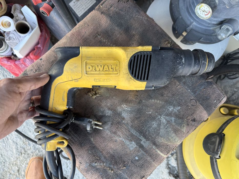 * DeWalt оригинальный перфоратор (требуется ремонт)