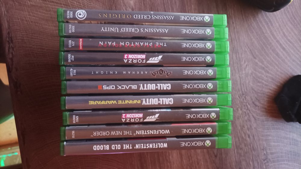 Xbox one x с 10 игри и 1 джойстик
