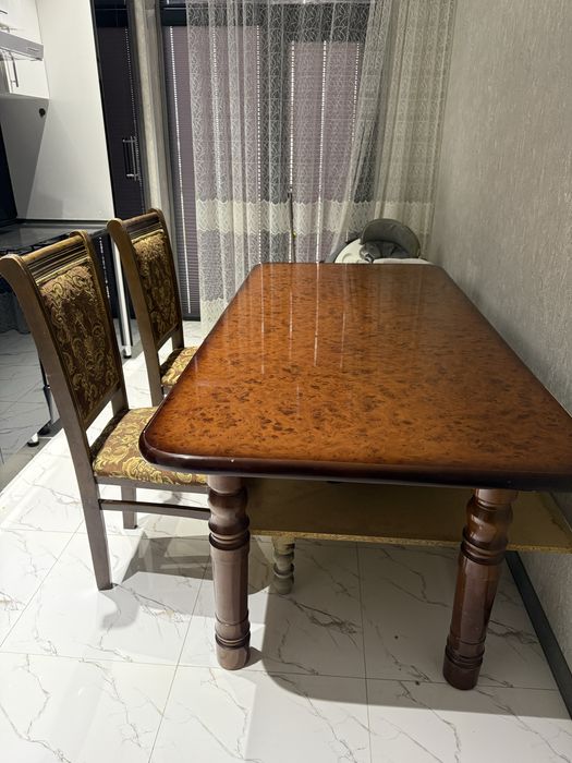 8 kishilik Stol va stullari bilan sotiladi