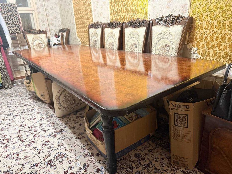 Стол и стул гостинной