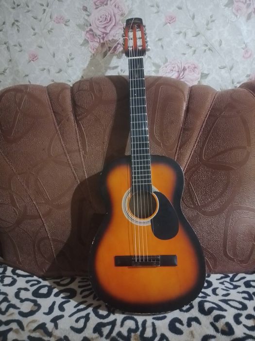 Продам гитару в хорошем состоянии