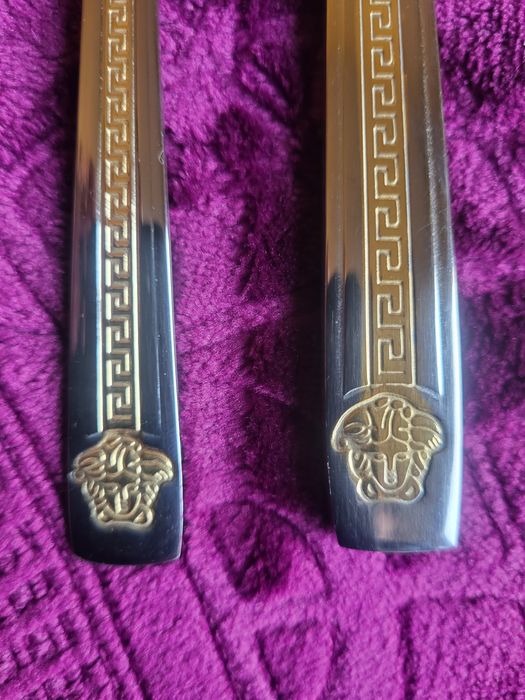 Продавам комплект прибори за  хранене с позлатени елементи