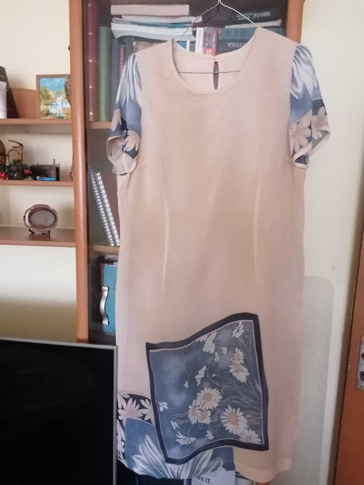 Рокля бежова с подплата и красив мотив от маргаритки