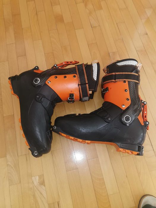 Vand  Clapari Atomic Backland Carbon, mondopoint 28, 600 RON