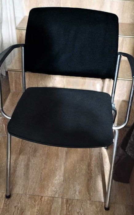 Продавам 2 бр. офис стола хромирани