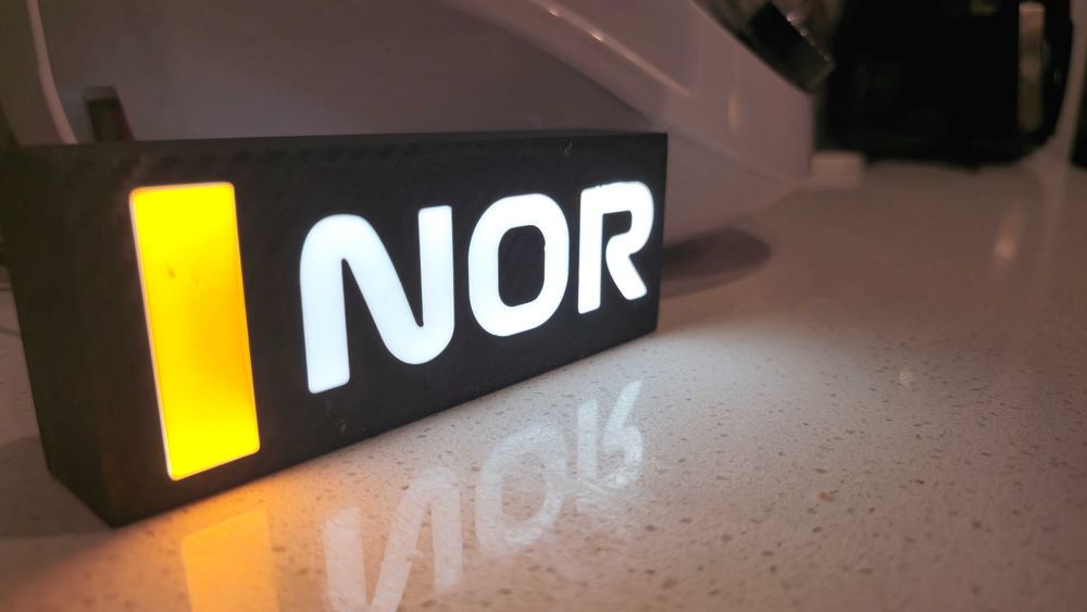 Lightbox “NOR” iluminat LED | Mini decor WOW pentru fani F1