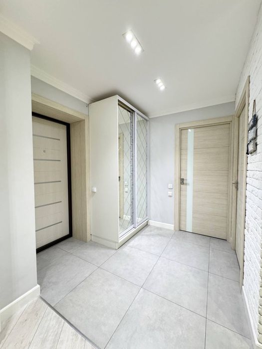 Срочно продается 2х комнатная квартира новомосковская 77-серия