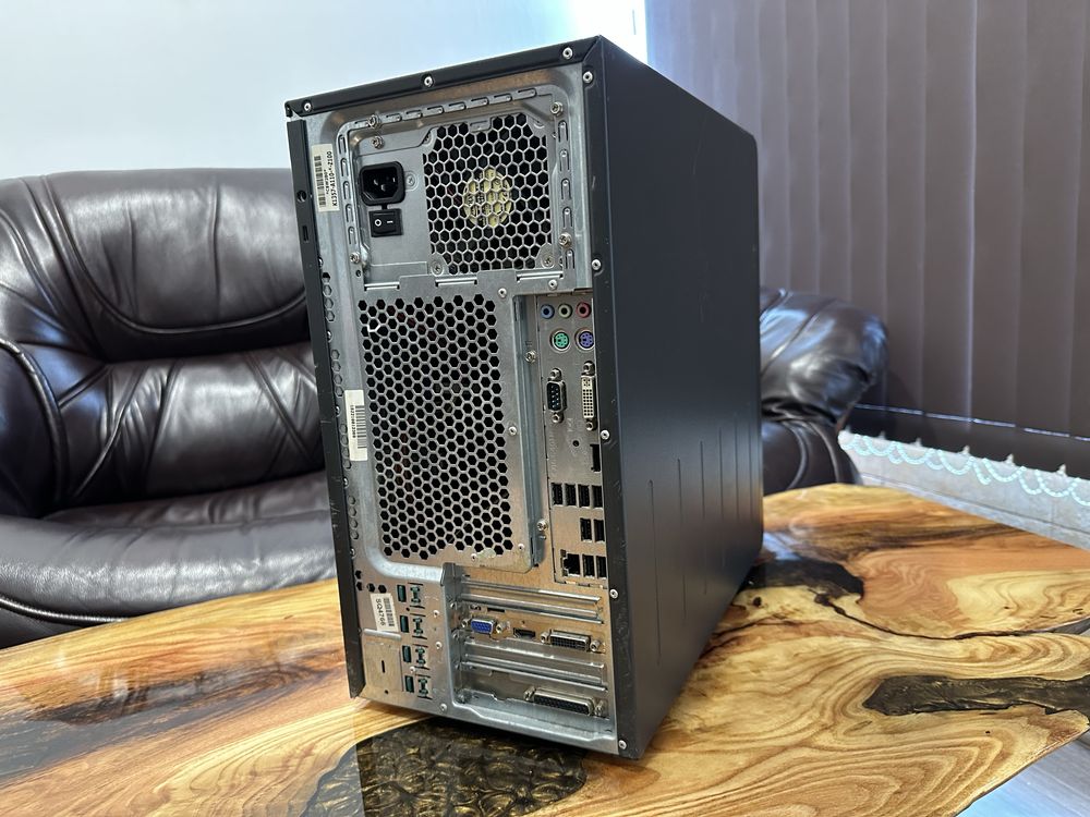 Компютър FUJITSU SIEMENS Celsius W280 с монитор Philips 243V