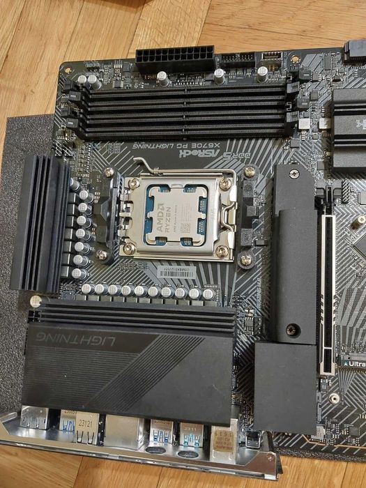 AMD Ryzen 7 7800X3D + AsRock X670E PG Lightning