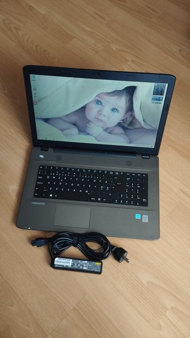 Medion Akoya 17,3 inch, Core I5, 12 GB RAM, SSD 240GB baterie 2 ore