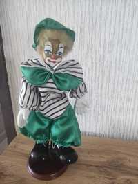 Порцеланова кукла- клоун със стойка+ 3 по малки порцеланови кукли.