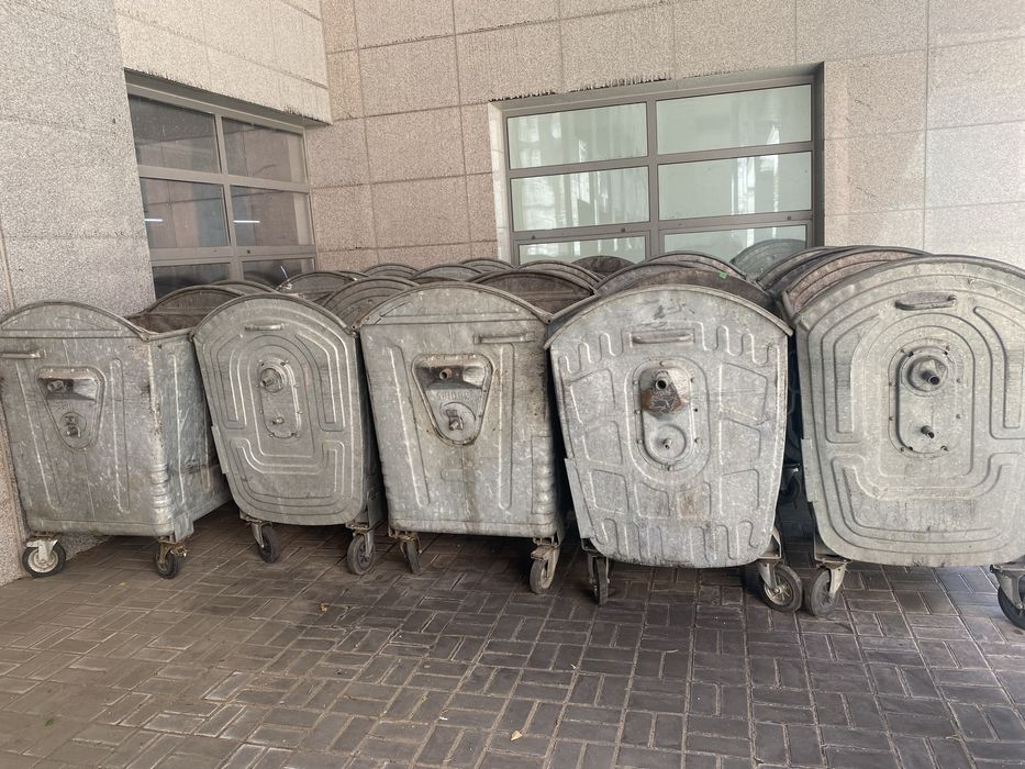 Мусорные баки продаю