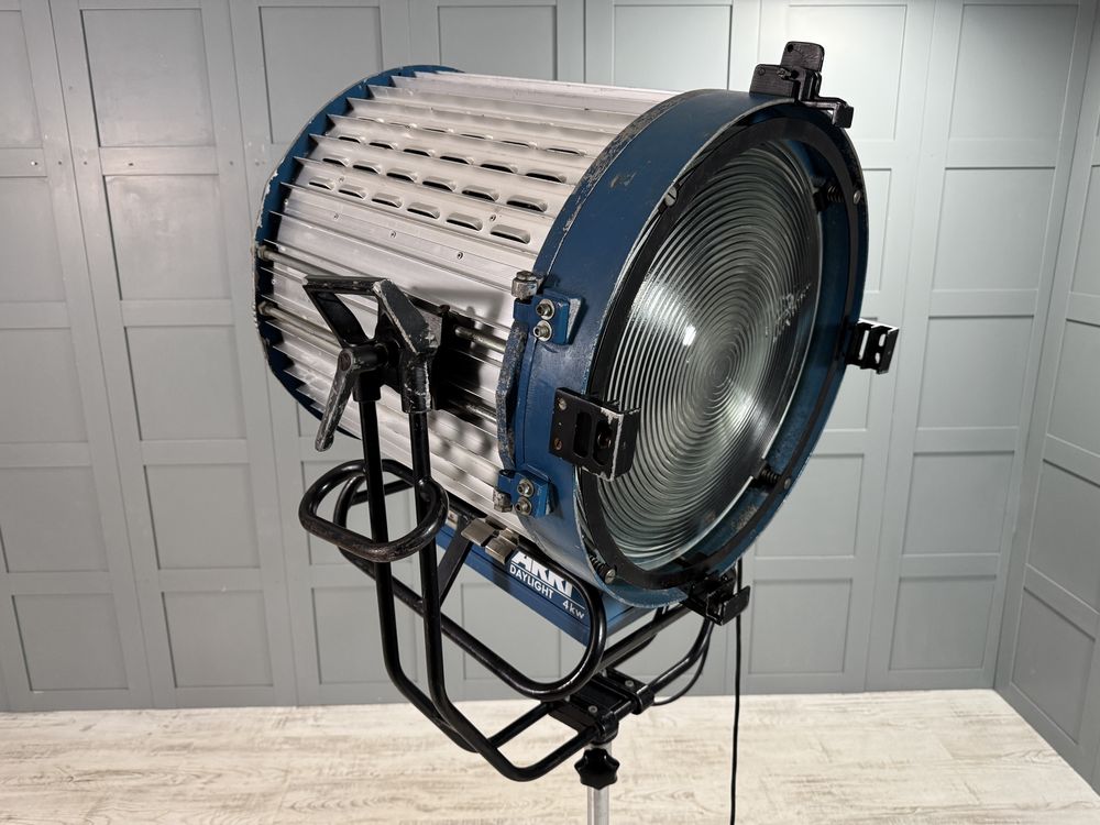 Кино прожектор ARRI лампион Р404