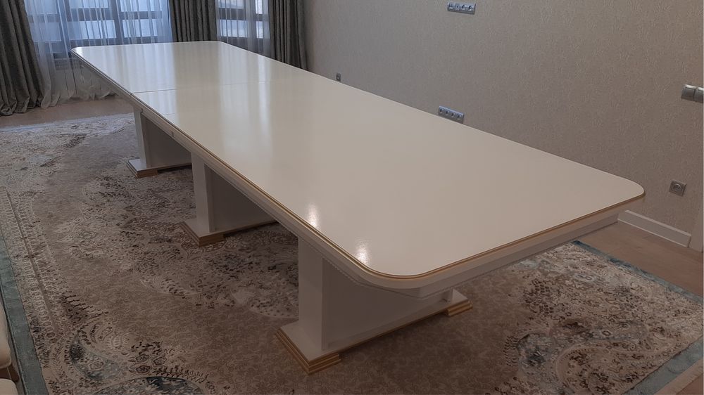 Большой стол для гостиной